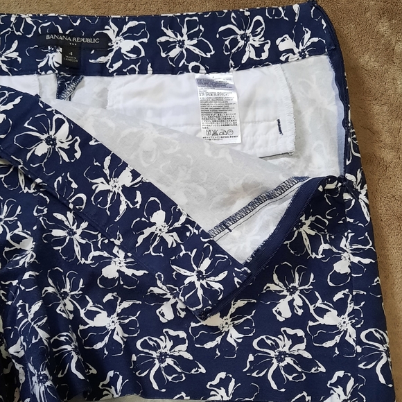 Banana Republic, Size 4, Color printed blue/white. - Picture 4 of 4